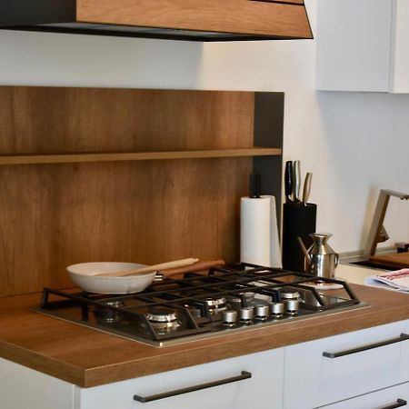 Stylish Lakefront House Ловере Екстер'єр фото