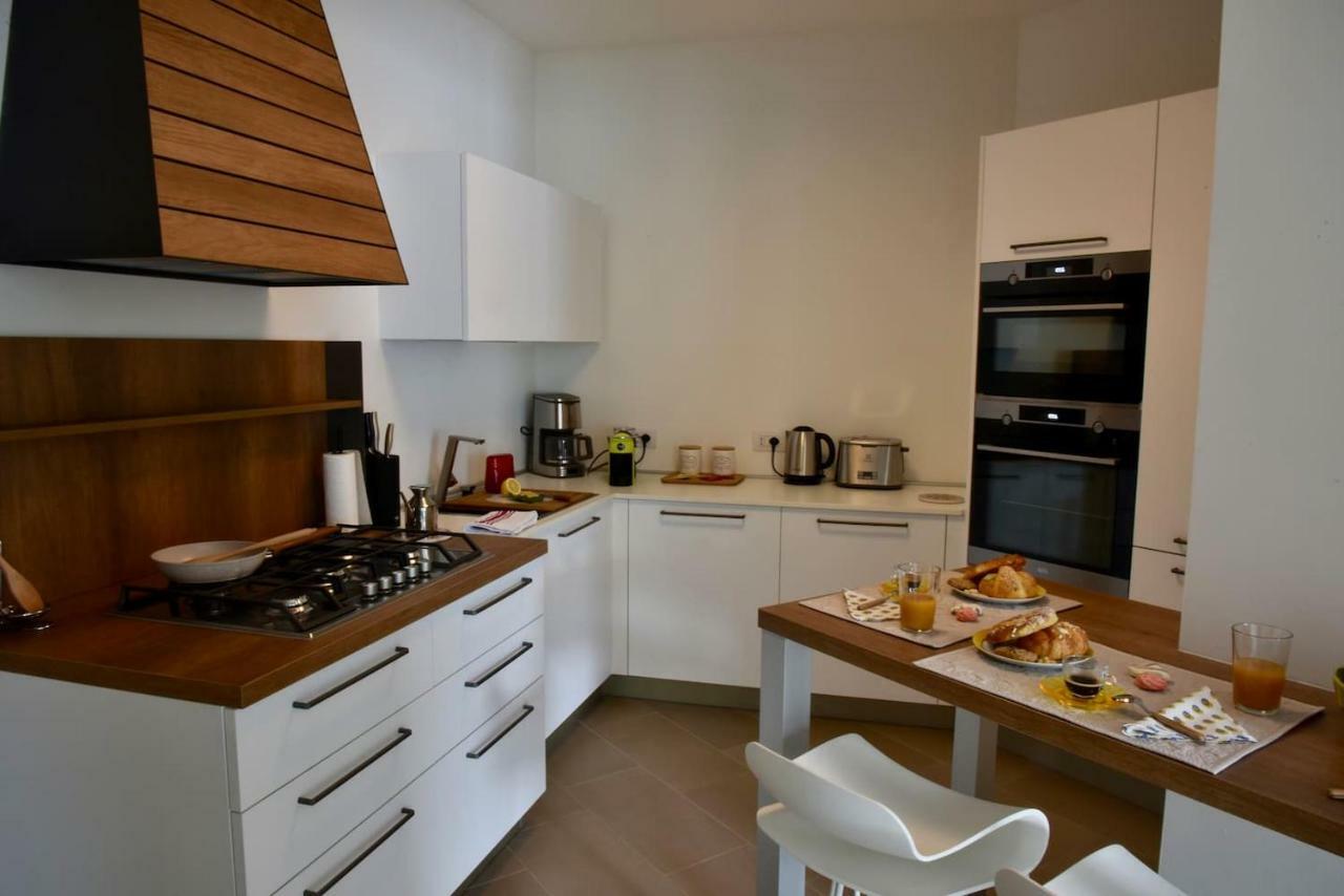 Stylish Lakefront House Ловере Екстер'єр фото