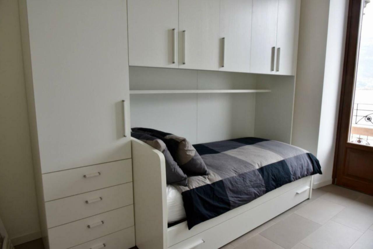 Stylish Lakefront House Ловере Екстер'єр фото