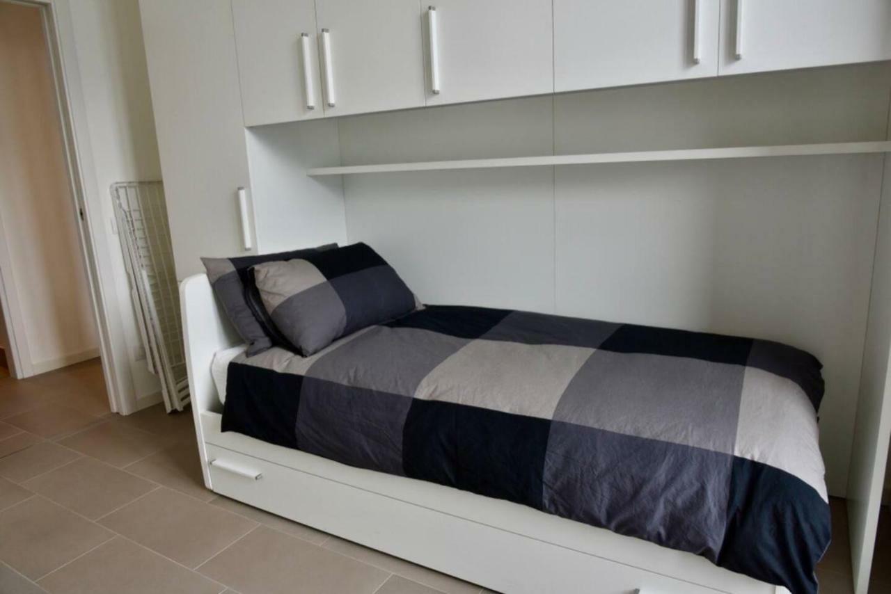 Stylish Lakefront House Ловере Екстер'єр фото