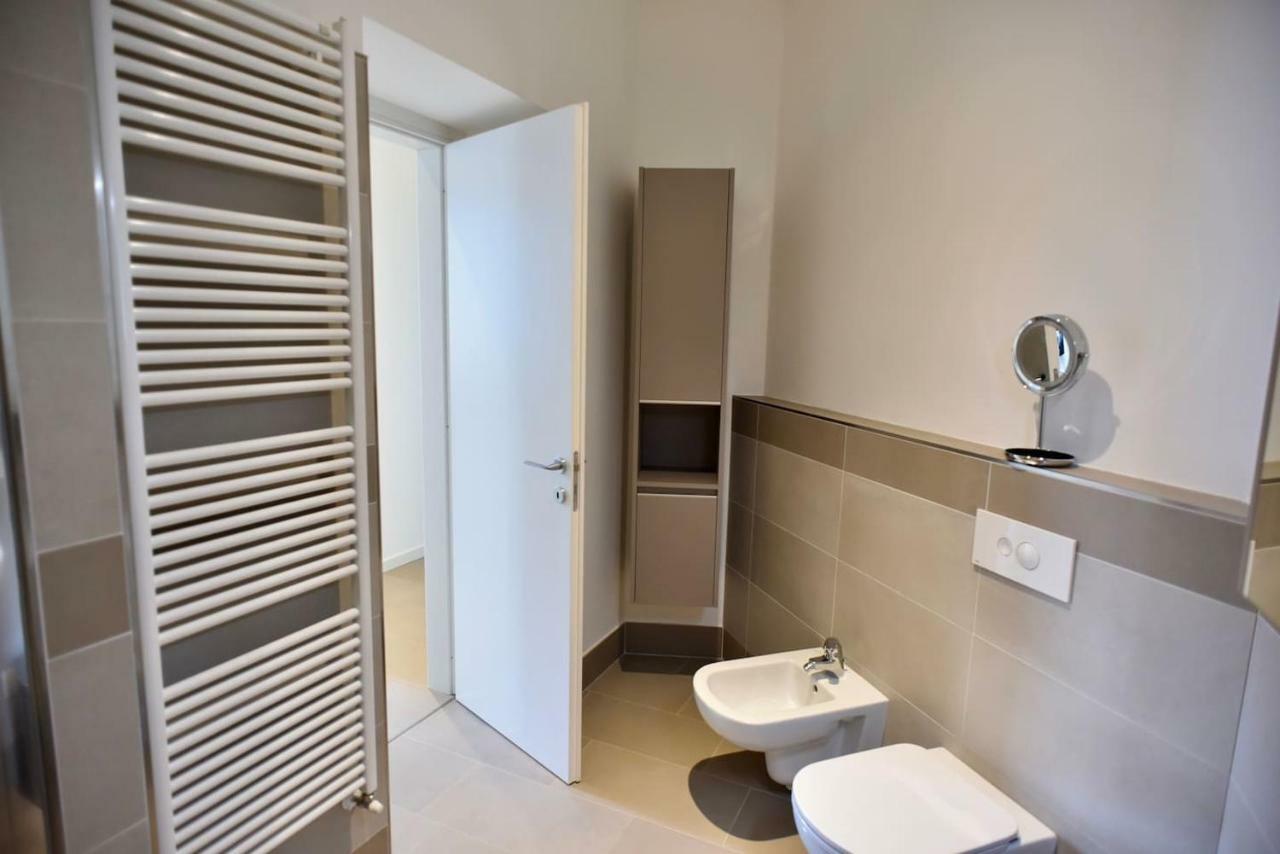 Stylish Lakefront House Ловере Екстер'єр фото