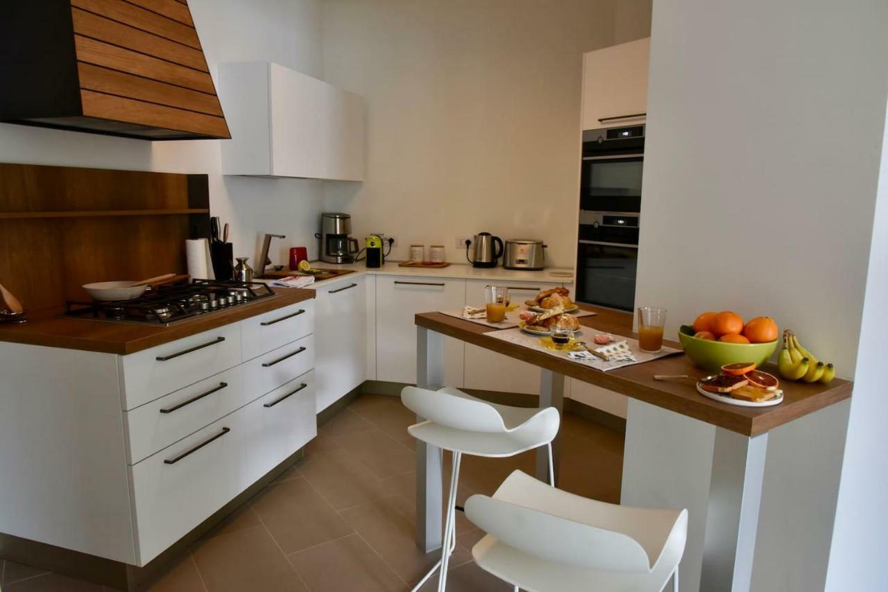 Stylish Lakefront House Ловере Екстер'єр фото