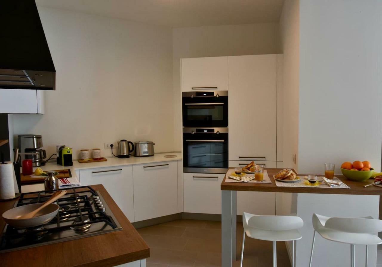 Stylish Lakefront House Ловере Екстер'єр фото